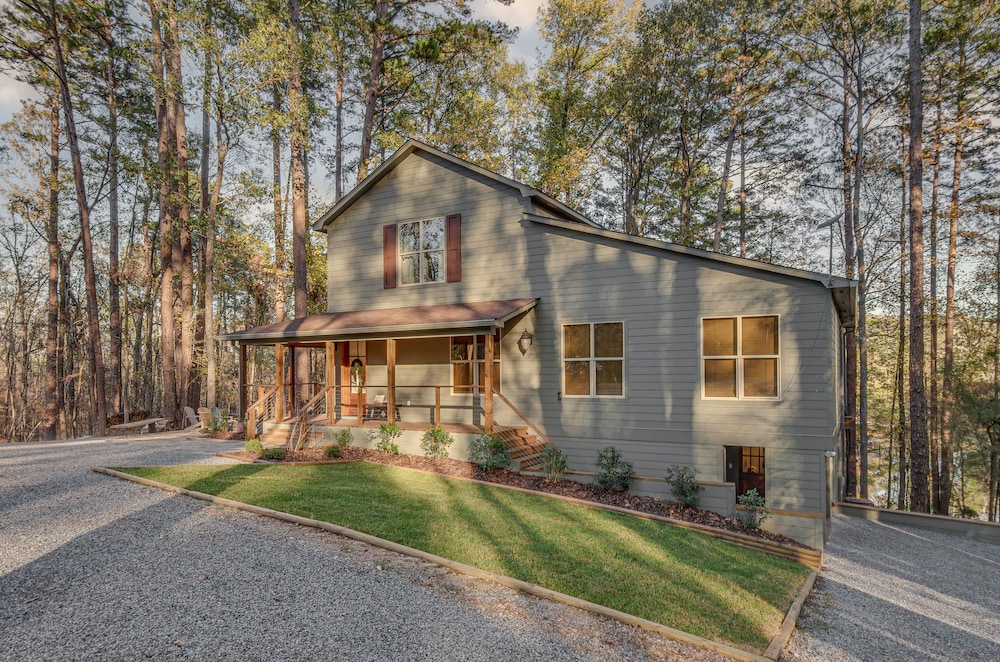 Mississippi Retreat w/ Hot Tub, Deck & Lake Views!