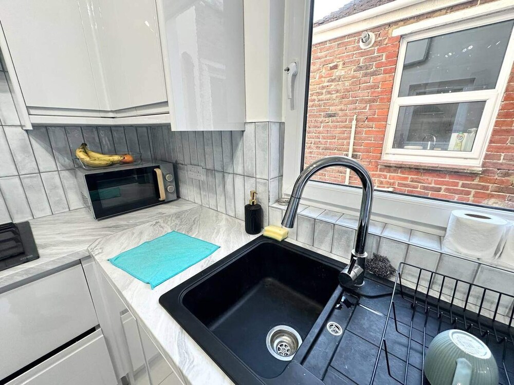 Southsea 5-bed Seaside Retreat- Sleeps 11 & Garden