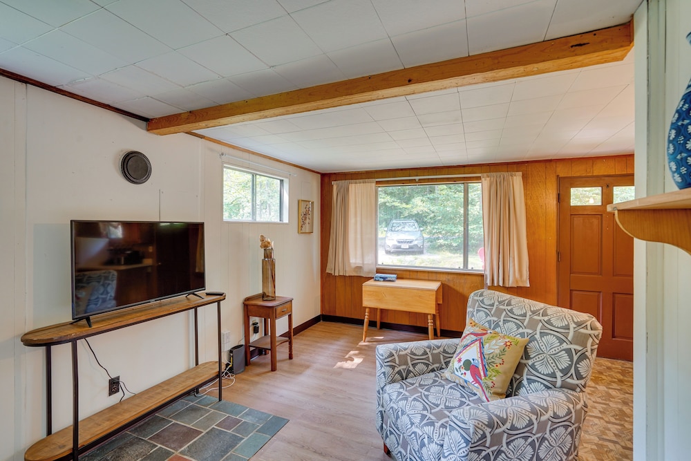 Cozy Becket Cottage Escape w/ Lake Access!