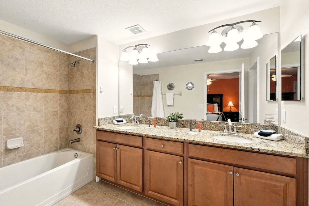 Vibrant 5BR Family Retreat in Storey Lake!