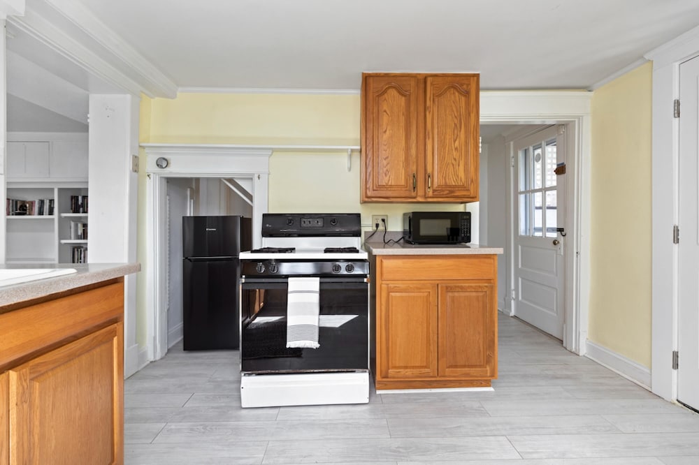 Cheerful 3 Bedroom Home Walk to UVA Stadium