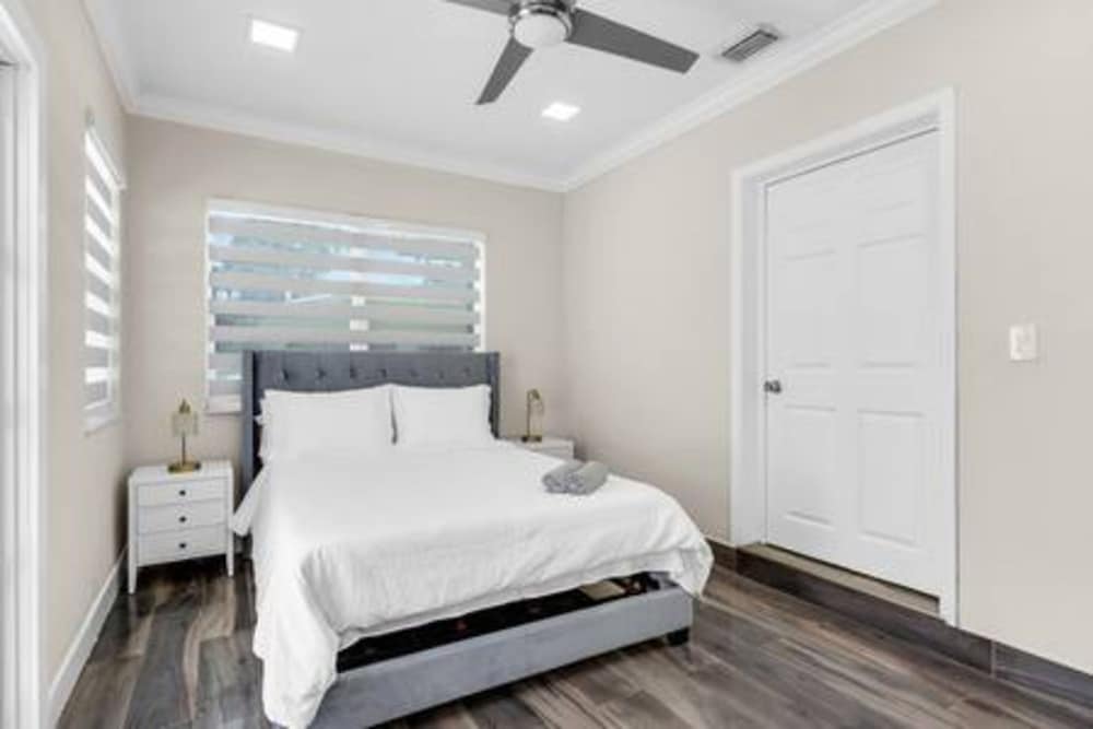 600 SW 31st Ave Pool Patio 4 Queen Beds Sleep 8 Parking