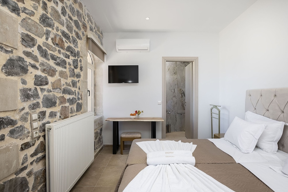 Villa Pasiphae - With Private Heated Pool