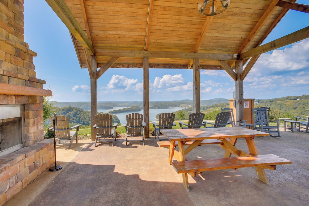 Dale Hollow Lake Views & Hot Tub: Tennessee Escape