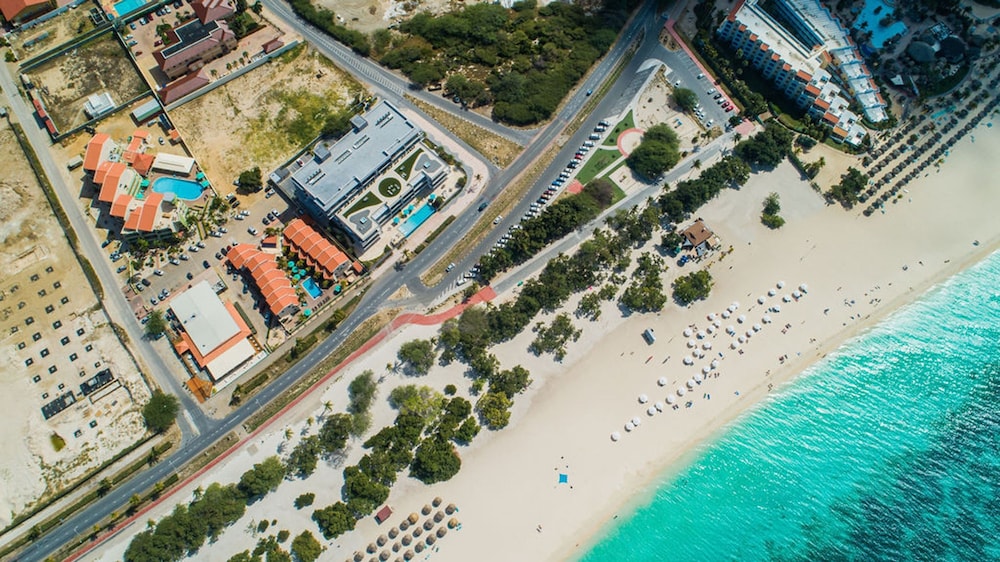 Beachfront Luxury NEW 3br2 5BA Condo Eagle Beach