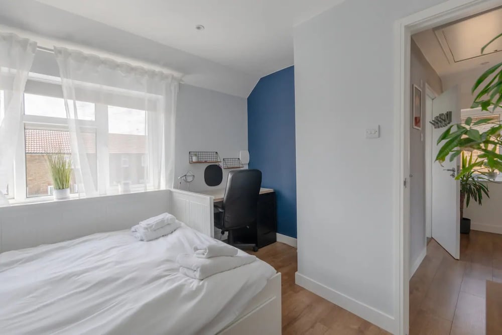 Modern & Spacious 3BD House - Canning Town