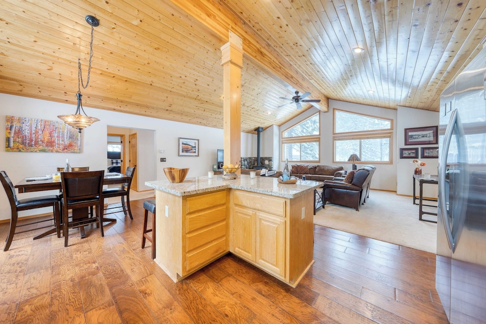 Cabin Retreat w/ Hot Tub & Fireplace - Near Northstar and Downtown Truckee