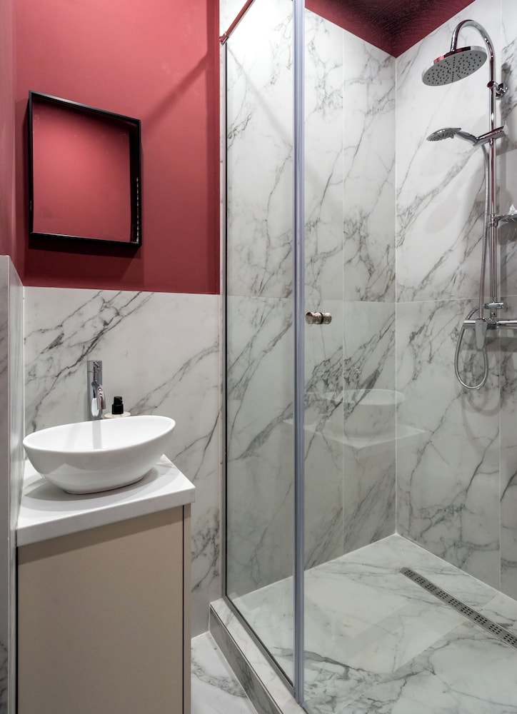 Refined & Spacious 3-Bedroom Flat Near Cismigiu, Balcony with Boulevard Views