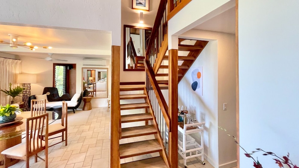 Sophisticated Oceanfront Retreat - Air-conditioned - Walk to Beach - Vrkcv