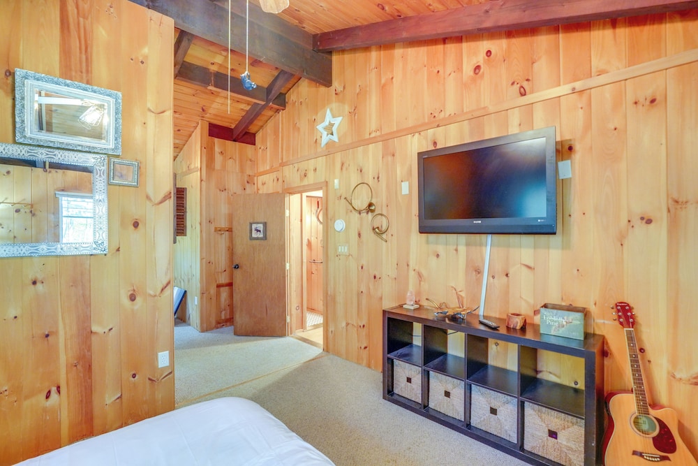 Treehouse Chalet Near Mt. Snow w/ On-site Trails!