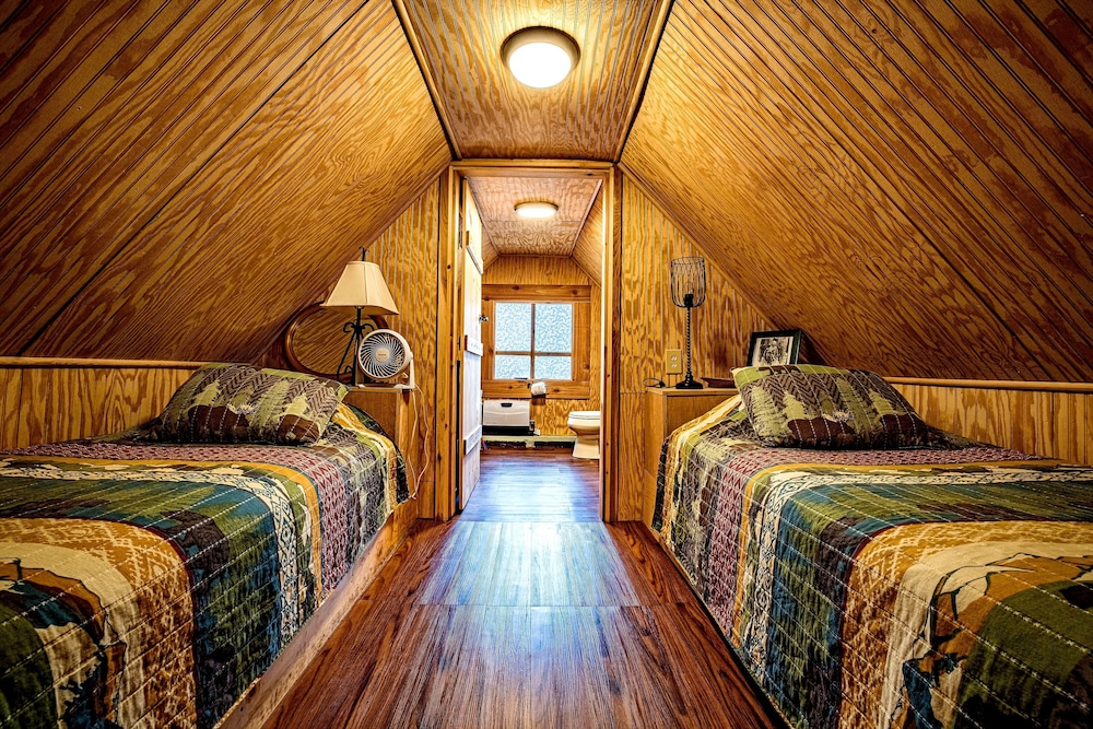 Bear Creek Lodge and Cabins in Helen Ga - Pet Friendly, River on Property, Walking Distance to downtown Helen