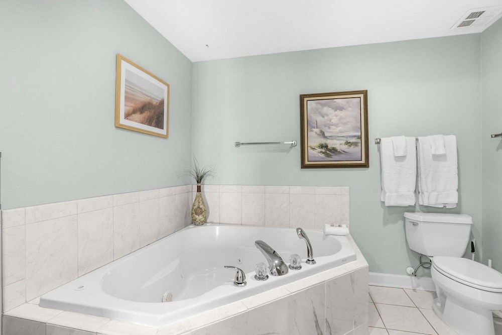 Admirals Quarters 508- Luxury Beachfront Condo 3 Bedrooms 3 Baths 5th Floor