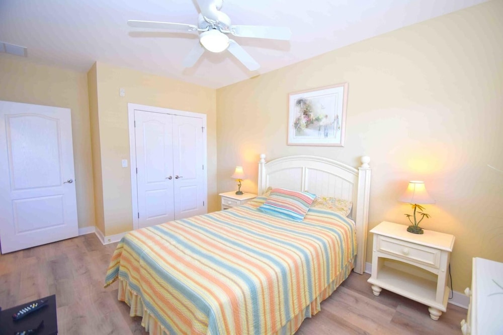 Mariner's Watch 404 4 Bedroom Condo by RedAwning view 3