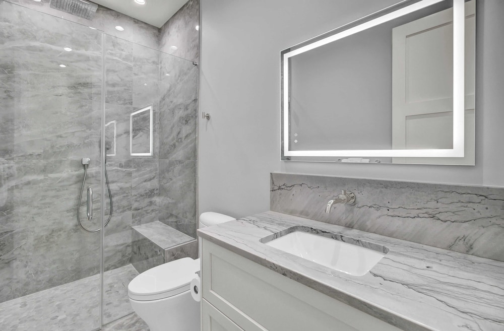 7 Beachwood East by Avantstay Steps to the Beach Ocean Views, Hot Tub, 7bdr