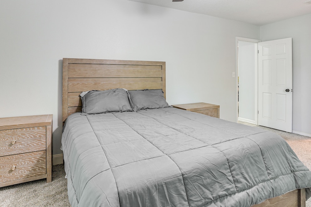 Group Getaway w/ Deck & Yard in Lakeland!