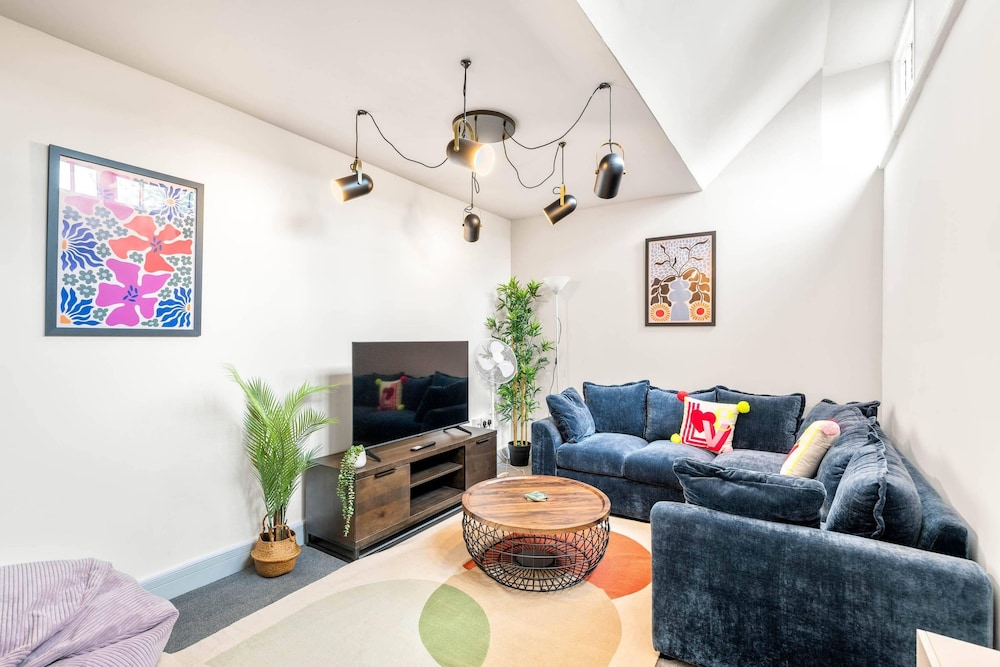 2 Bdr Modern Living in The Old Bank Hse