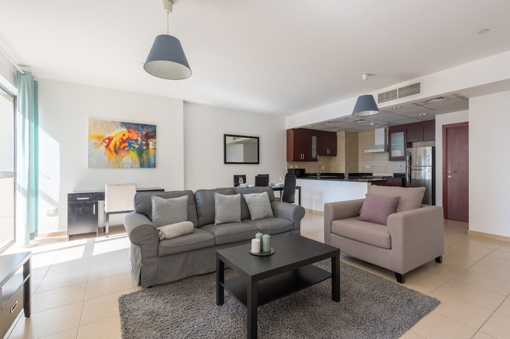 Spacious 1BR 5 minutes to beach