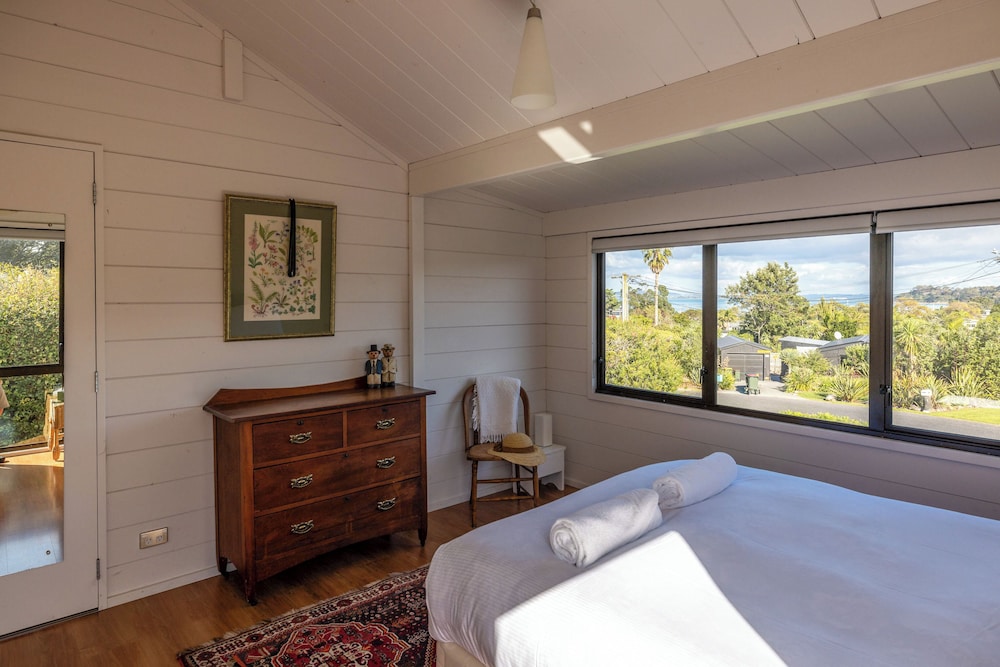 Matai Cottage in Oneroa with Sea Views