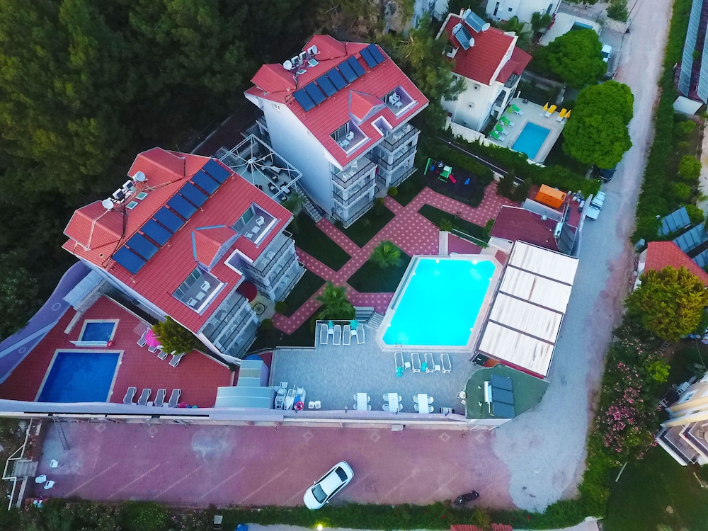 Fethiye Nokta Inlice Suit Apart view 3
