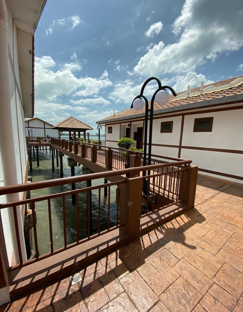 CMK & Private Water Chalet