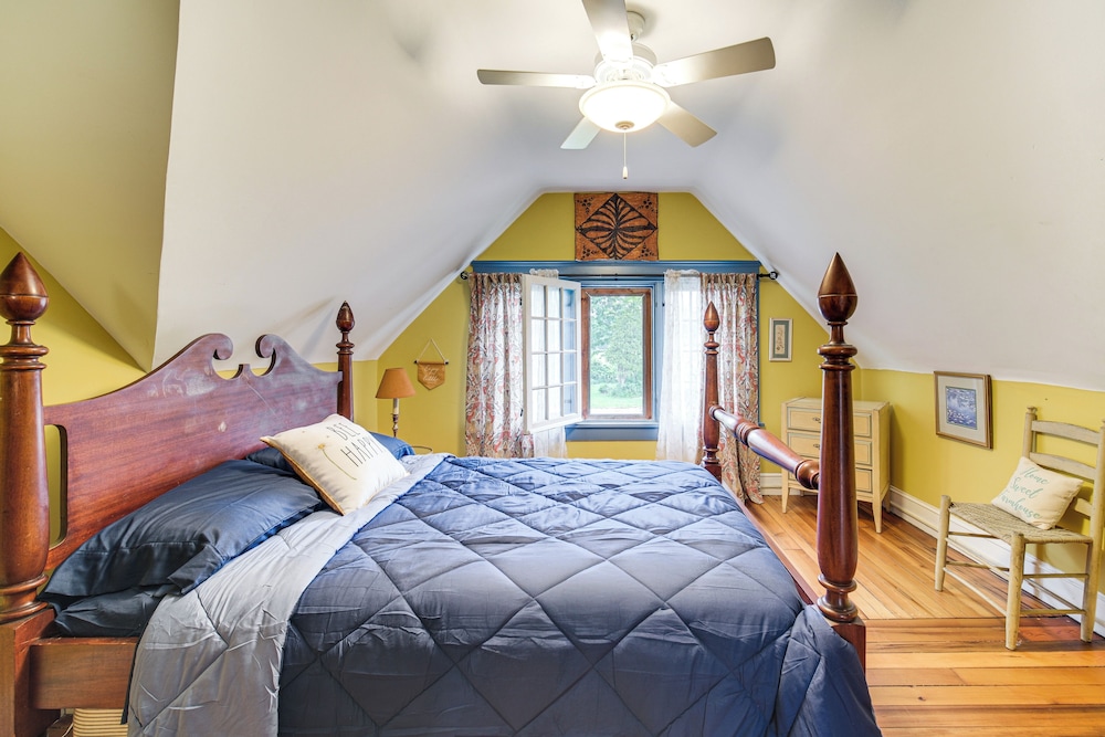 2 Mi to Chardon Square: Spacious Farmhouse
