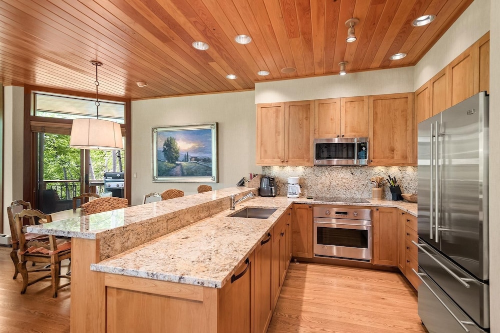 Convenient Townhome With Ski Access And Snowmass View by The Woodrun V Townhouses by RedAwning view 5