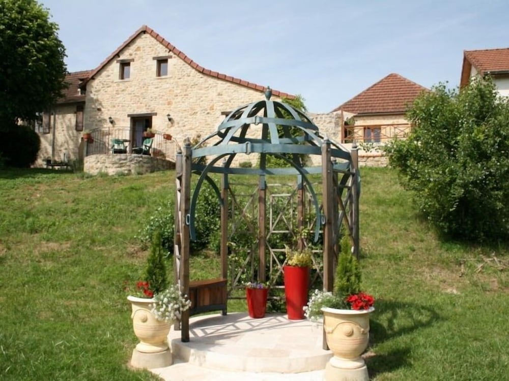 Hillside Park Dordogne view 3