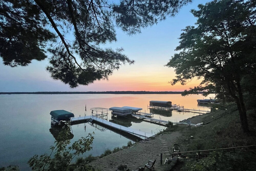 Family Retreat on Cross Lake: Boat, Swim & Relax!