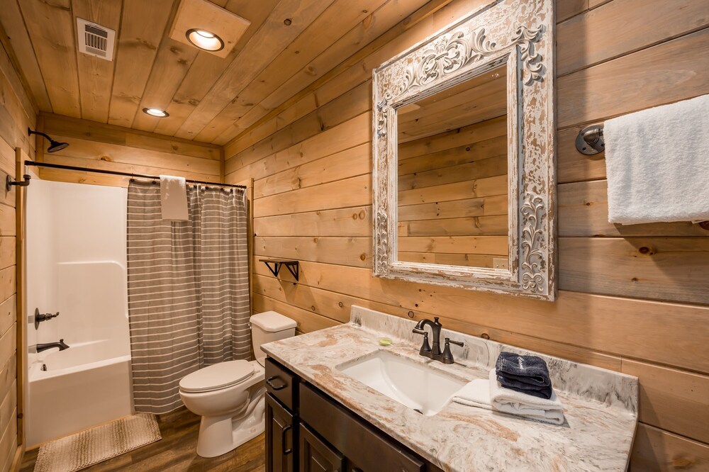 Iron Mountain Lodge 4 Bedroom Cabin by RedAwning view 3