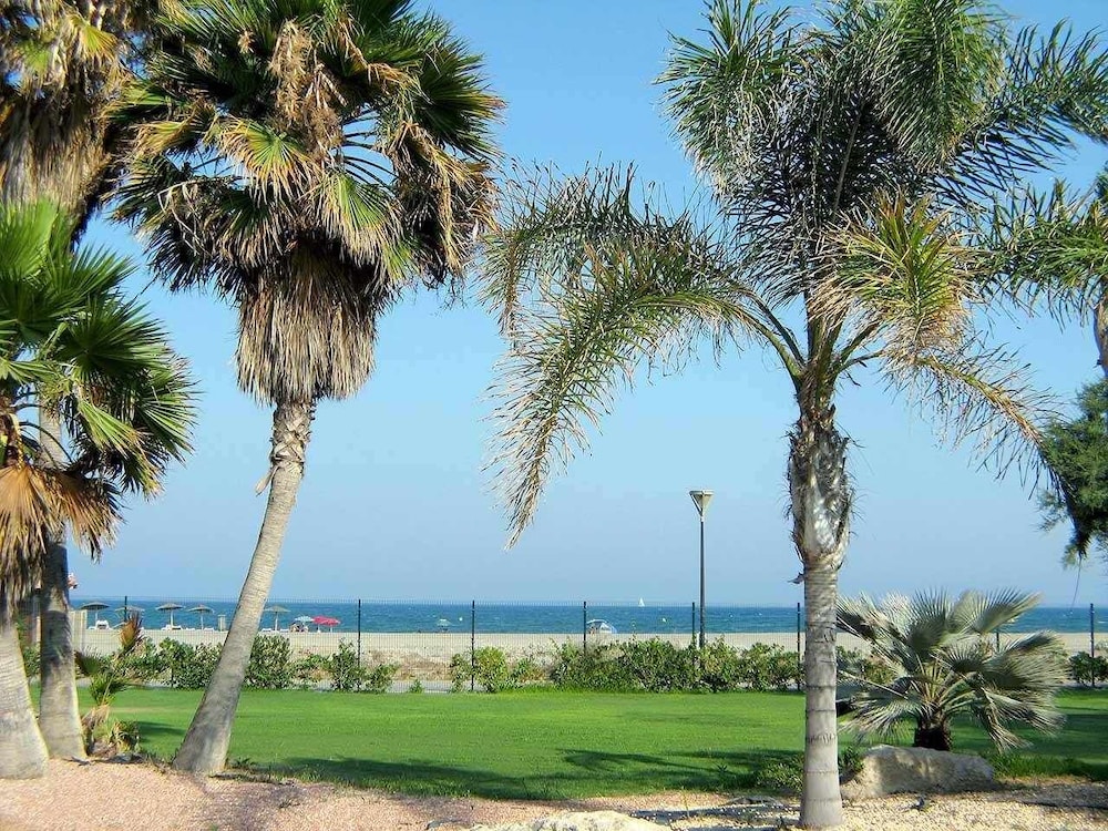 VenAVera C10A - Ground floor Garden 3Bedrooms/2Baths Beachfront, WIFI