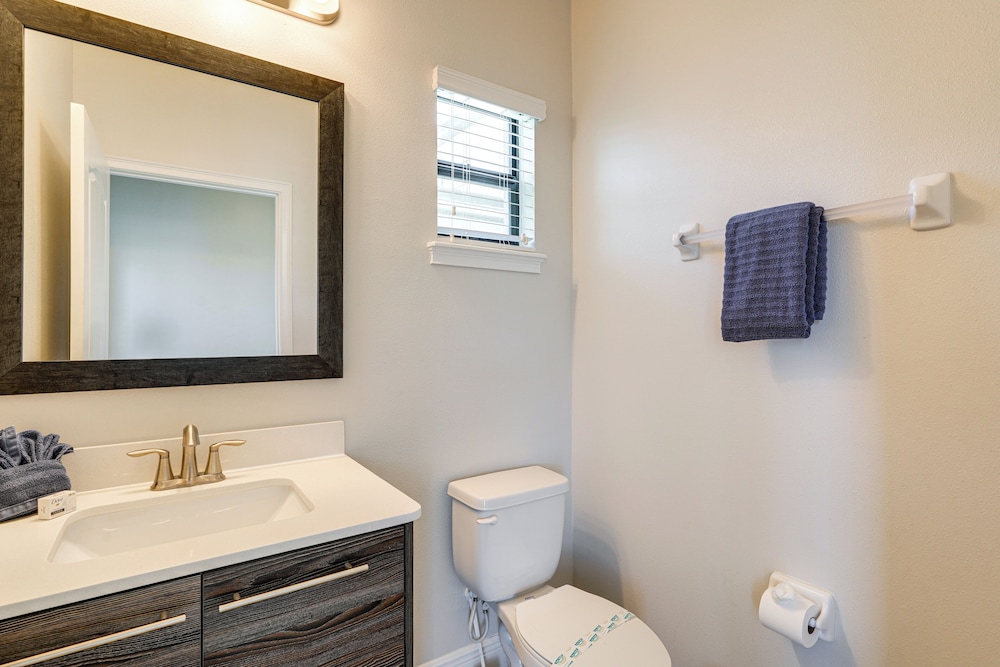 Near Disney & Legoland: Spacious Poolside Oasis!