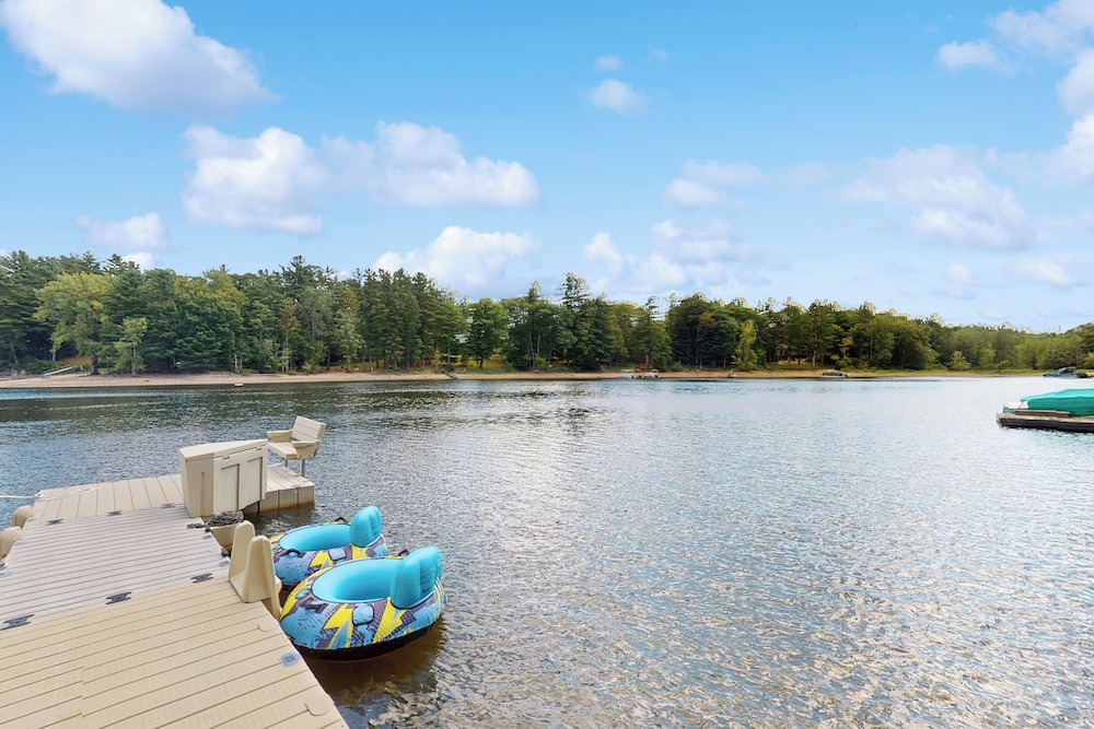 2 BR Lakefront House w/ Hot Tub in ADK Park