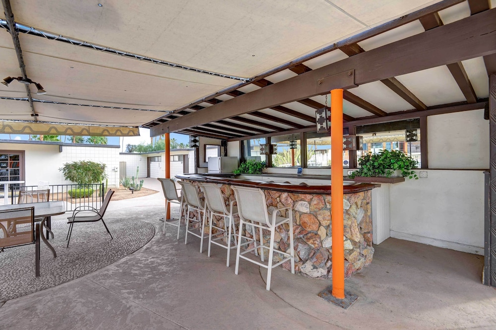 Palm Springs Contemporary Condo w/ Community Pool! view 4