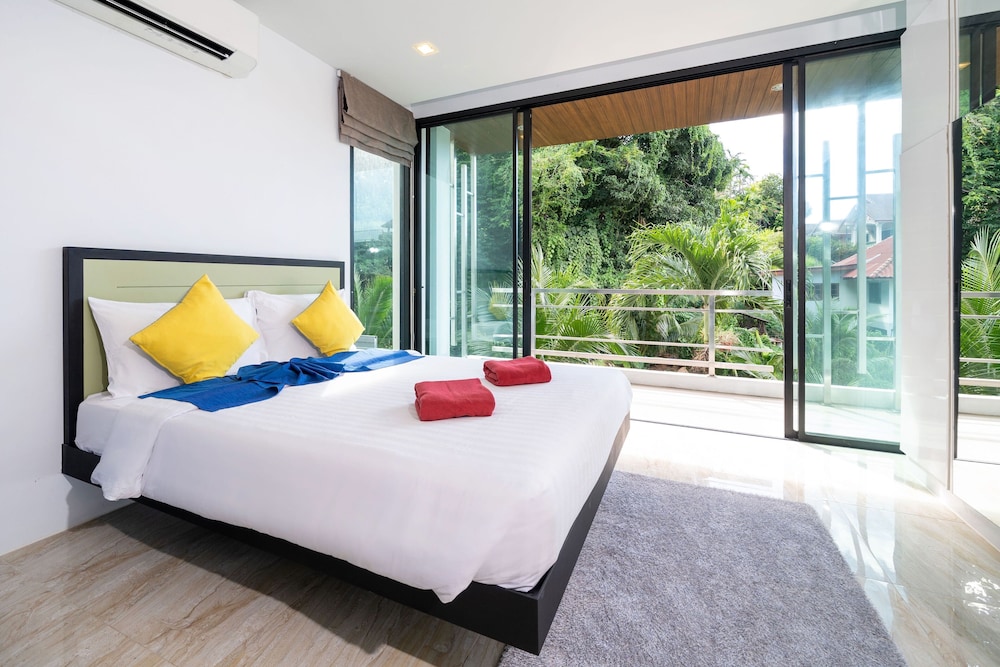 Vibrant Beach Life at Kata Villa UTK4