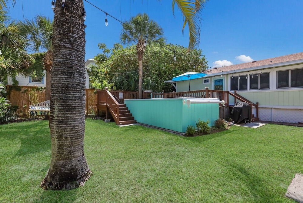 Marmalade Mermaid 3 Bedroom Home by RedAwning