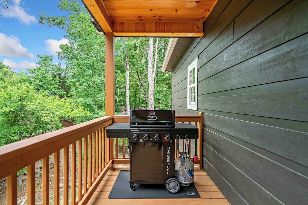 New Listing - Luxurious Mountain Home for 8 With Amenities