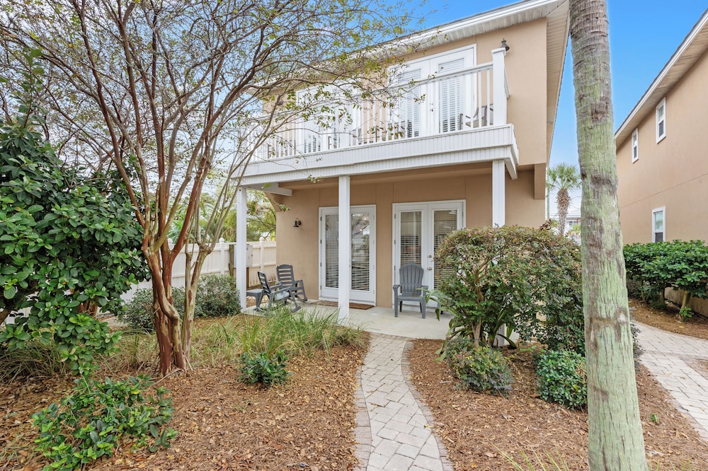 Escape to Sand Dollar Holler: Coastal Retreat, 3 Beds, 2.5 Baths, Sleeps 10!