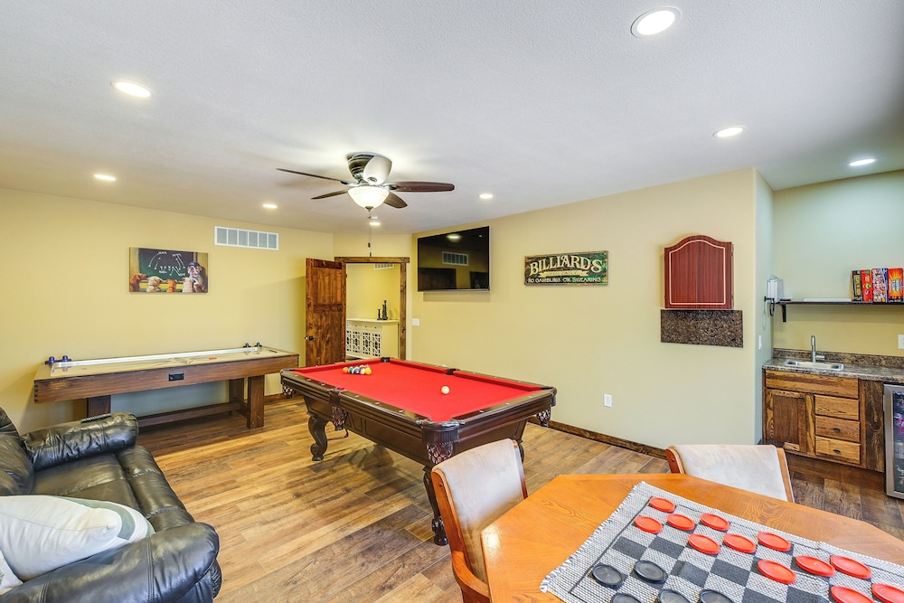 Black Hills Vacation Lodge: Deck & Fire Pit!