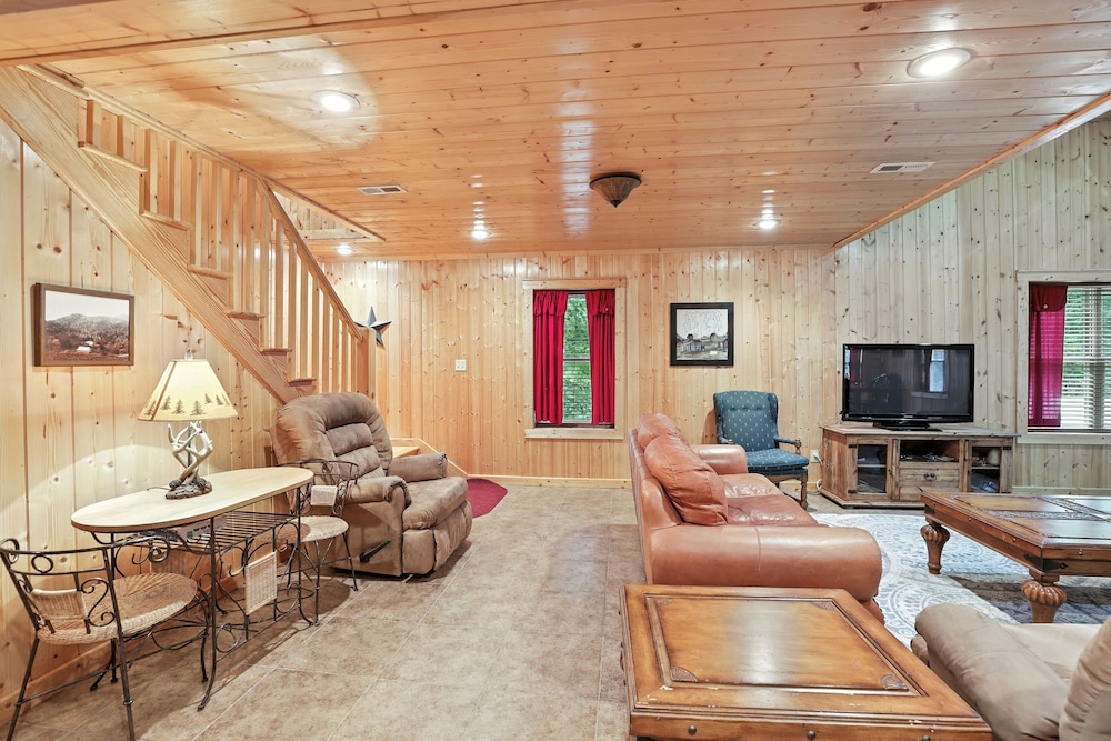 Secluded Mountain Retreat With Stunning Views 4 Bedroom Home