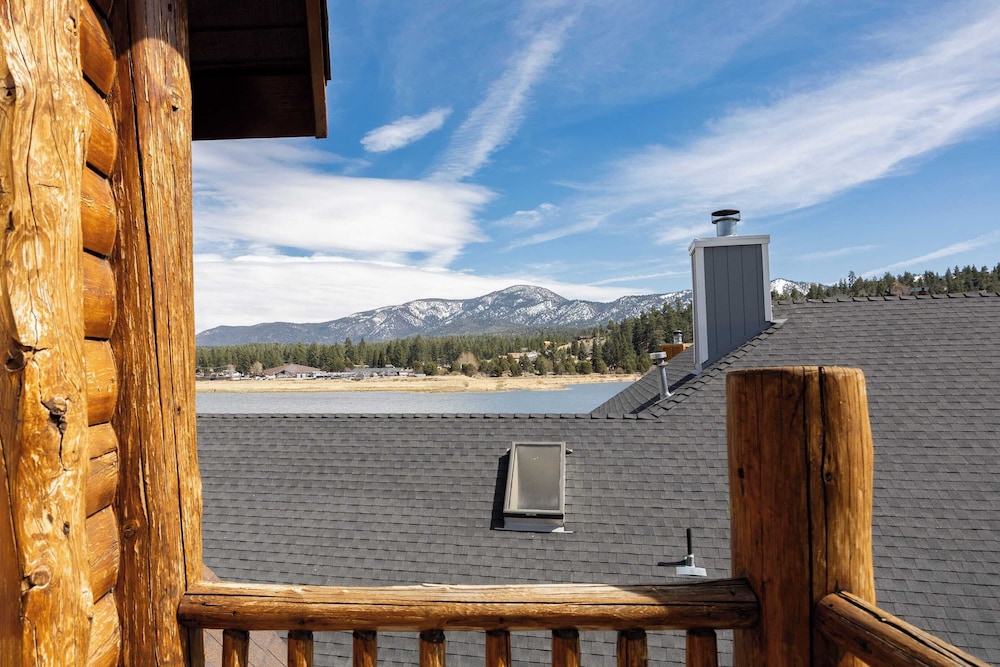 Group Cabin + Lake and Mountain View Pet-friendly, Fireplace, Games, Loft
