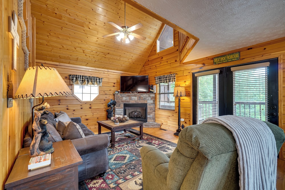 Hot Tub & Game Room: Sevierville Family Cabin!