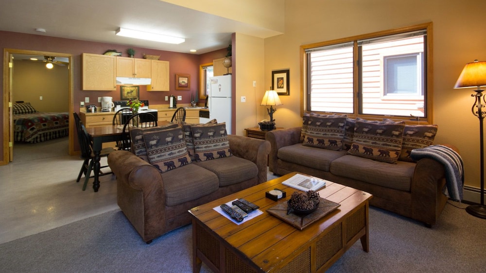 River Stone Resorts & Bear Paw Suites
