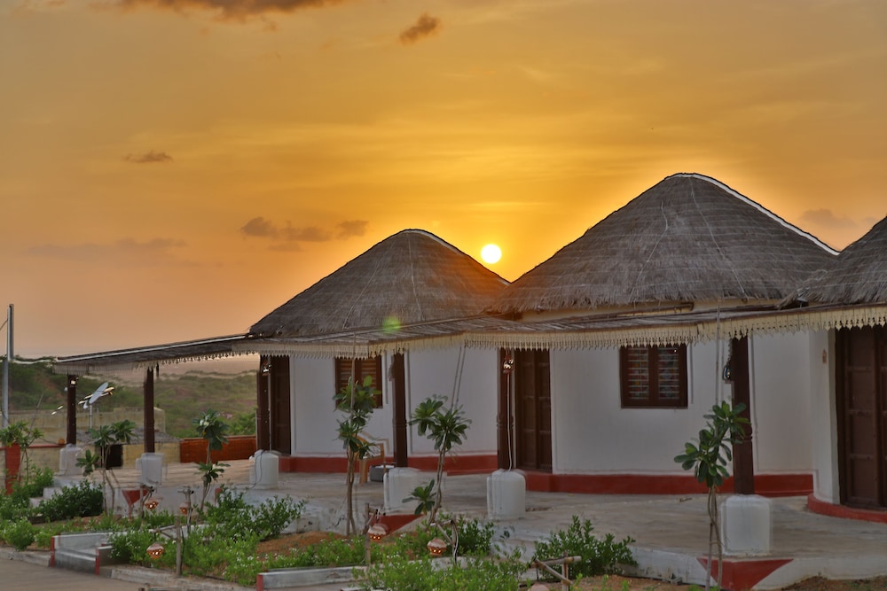 Kiaayo Resort White Rann of Kutch view 3