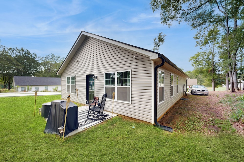 3BR Charming, Dog Friendly Home w/ Fire Pit!