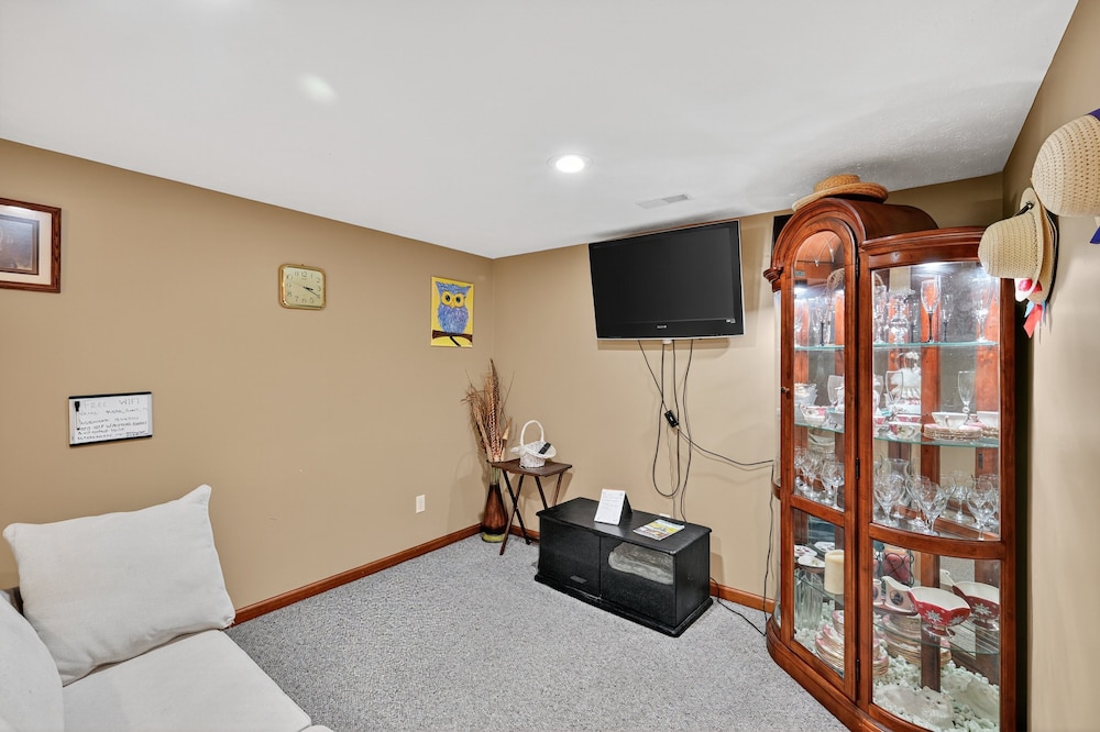 Cozy Retreat With Hot Tub In Peaceful Goshen 4 Bedroom Home
