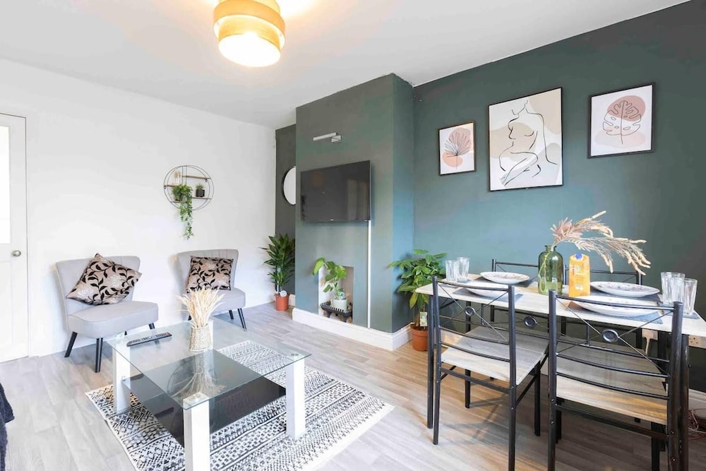 House-sleeps7-parking-garden-petfriendly