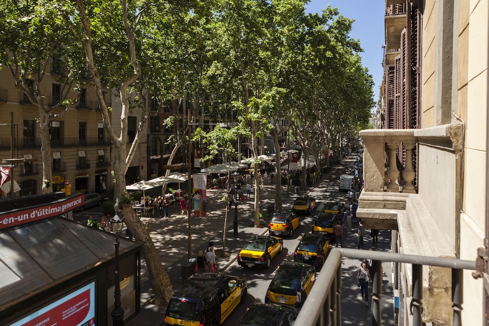 Las Ramblas Pasaje Bacardi Apartments - Image 3