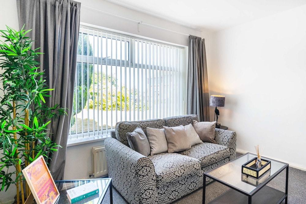 Comfy 3bed House-parking-garden