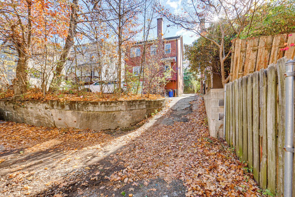 6 Mi to Downtown - Spacious Home in Pittsburgh!