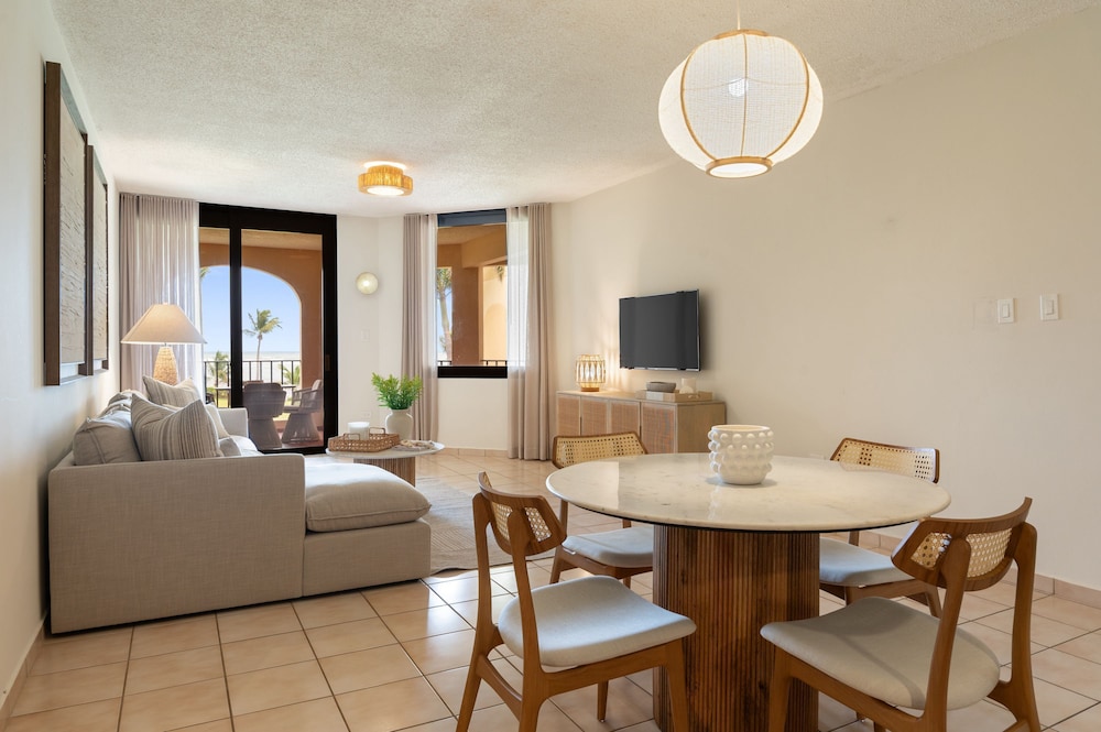 Beachfront Paradise 2BR Crescent Beach Seaside